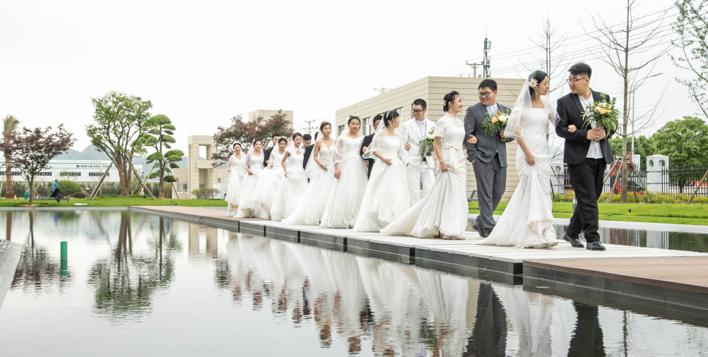 ag尊龙链接新材举行520集体婚礼！